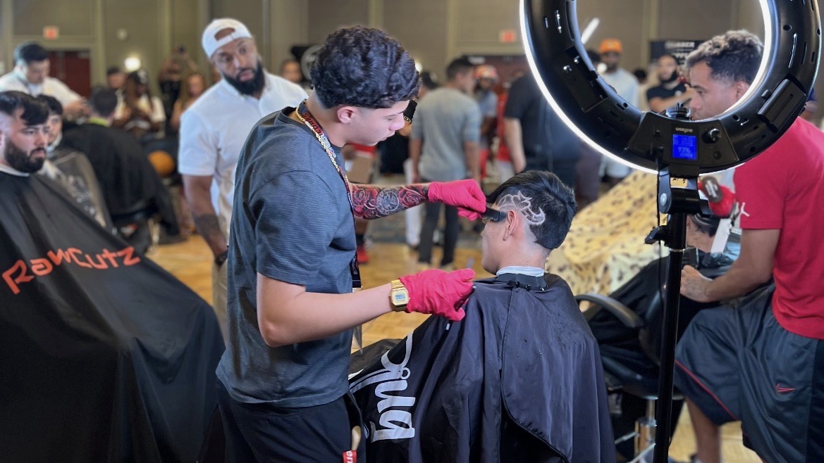 Yeremie Mijon cutting hair